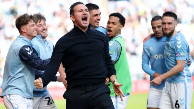 Coventry boss Frank Lampard celebrates with his player after a late winner in the 3-2 victory against Stoke City