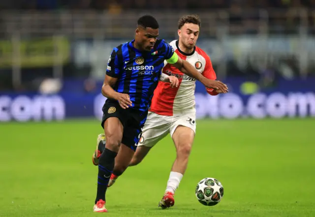 Denzel Dumfries of FC Internazionale (L) is chased down by Aymen Sliti of Feyenoord.