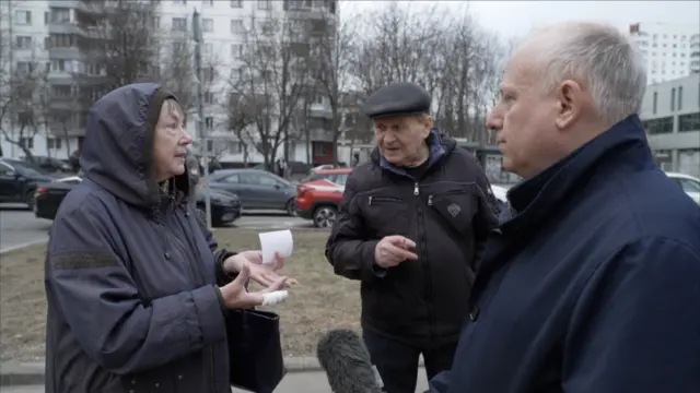 Russians Tatyana and Mikhail speaking to BBC's Russia editor, Steve Rosenberg.