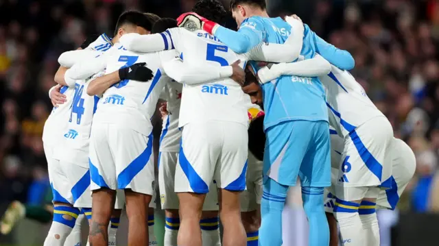 Leeds players in huddle