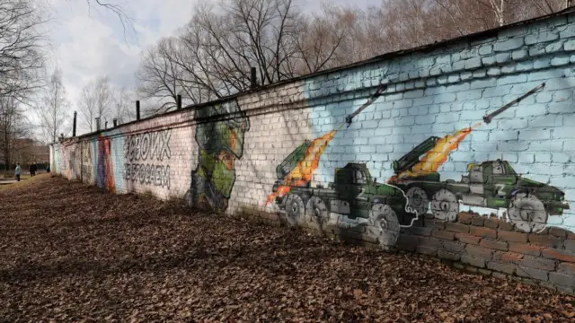 Grafitti showing a Russian soldier wearing a green helmet and two tanks firing missiles in the Moscow region.