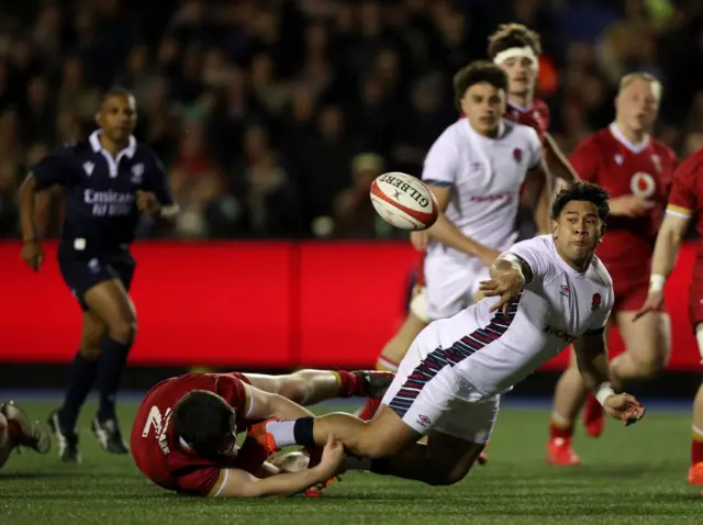 Kepu Tuipulotu offloads the ball