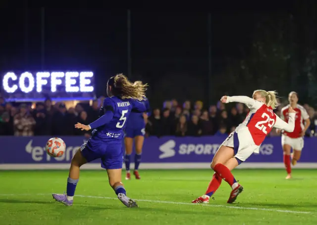 Alessia Russo of Arsenal scores his team's first goal.