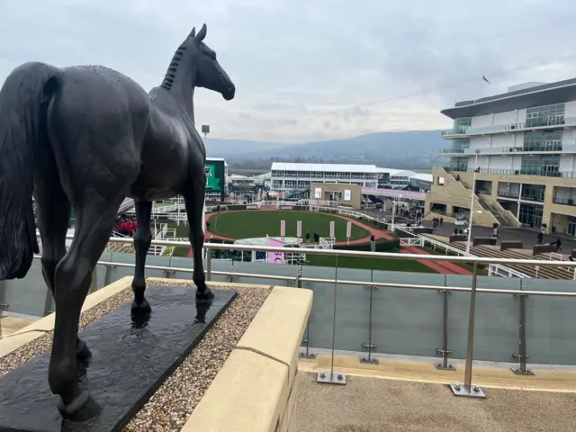 Arkle statue at Cheltenham