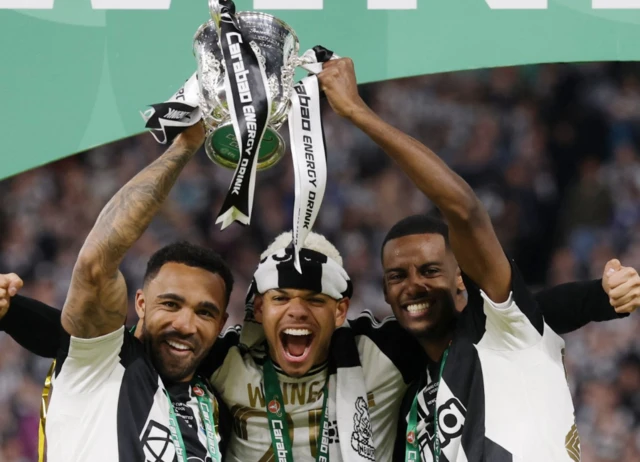 Newcastle United's Callum Wilson and Alexander Isak celebrate with the trophy