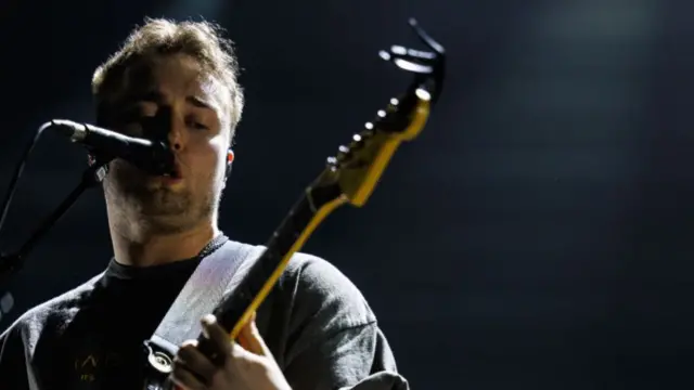 Sam Fender performing.