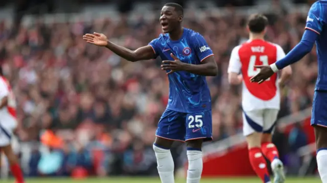 Caicedo in action for Chelsea against Arsenal.