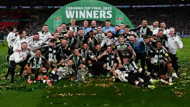 Newcastle United players celebrate with the Carabao Cup.