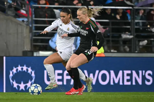 Real Madrid's French #23 Maelle (L) Lakrar and Arsenal's Swedish #25 Stina Blackstenius fight for the ball