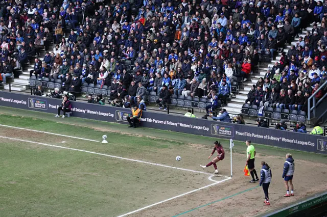 Leila Ouahabi of Manchester City takes a corner kick