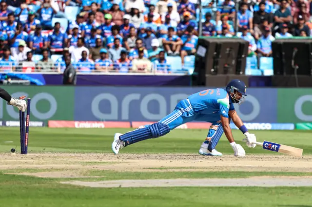 Tom Latham attempts to stump Shreyas Iyer