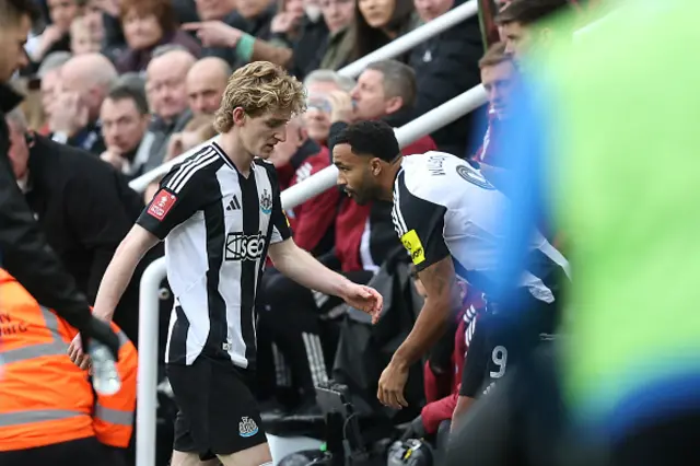 Anthony Gordon of Newcastle United leaves the pitch