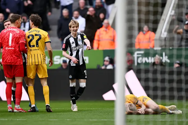 Anthony Gordon of Newcastle United reacts towards Jan Paul van Hecke