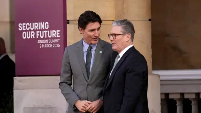 Justin Trudeau (L) stands next to Keir Starmer (R) as they pose for pictures outside Lancaster House.