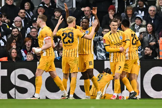 Danny Welbeck (C) celebrates