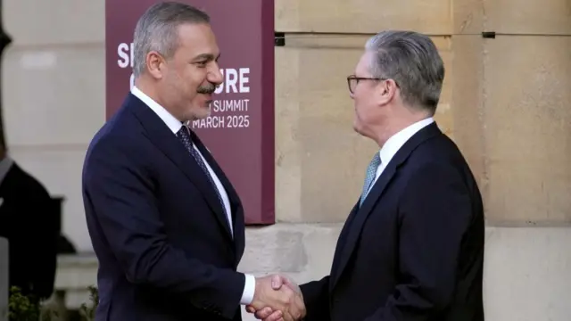 Hakan Fidan and Keir Starmer shaking hands