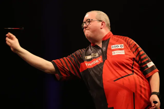 Stephen Bunting throwing a dart