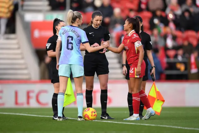 Captains Williamson and Hinds shake hands before kick off