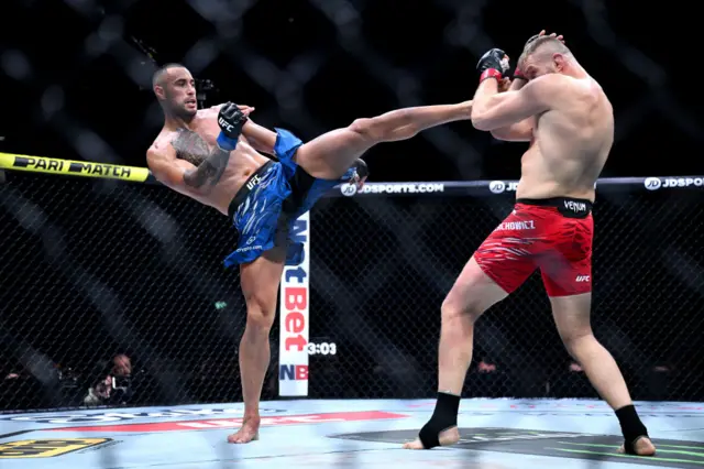 Carlos Ulberg kicking Jan Blachowicz