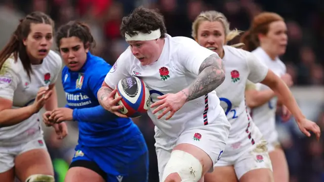 Hannah Botterman carries the ball