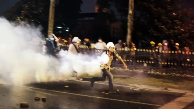 Protesters clash with Turkish police near Gezi Park in Istanbul June 15, 2013.