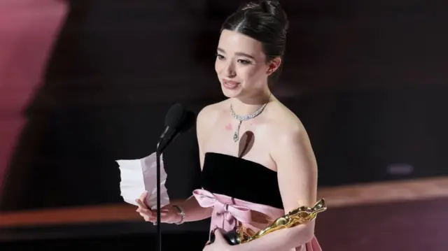 Mikey Madison giving her acceptance speech while cradling her Oscar and carrying her speech paper