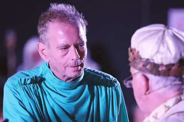 Geraint Jarman yn cael ei urddo i Orsedd Cymru yn Eisteddfod Genedlaethol Caerdydd yn 2018