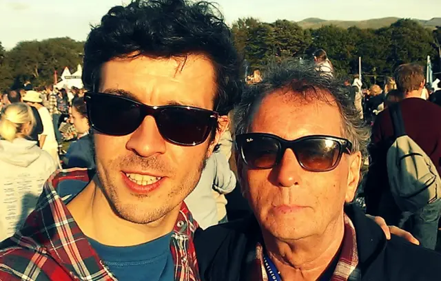 Huw M gyda Geraint Jarman yng Ngŵyl Rhif 6 pan oedd Geraint yn perfformio