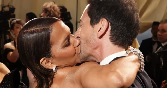 Halle Berry kisses Adrien Brody on the Red Carpet