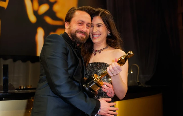 Kieran Culkin, winner of the Best Supporting Actor Oscar for "A Real Pain" poses with his wife Jazz Charton at the Governors Ball