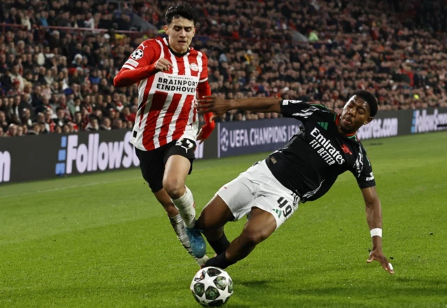 Richard Ledezma of PSV Eindhoven (L) in action against Myles Lewis-Skelly of Arsenal F