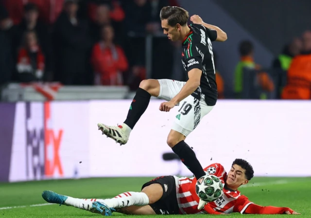 PSV Eindhoven's Richard Ledezma in action with Arsenal's Leandro Trossard