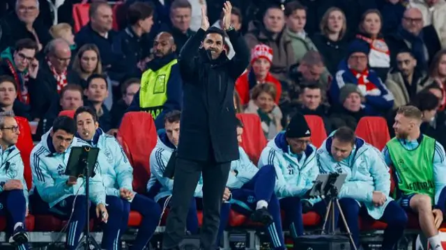 Head coach Mikel Arteta applauds