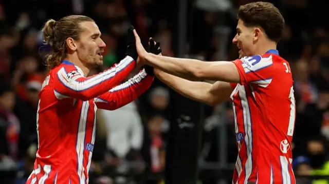 Antoine Griezmann celebrates with Atletico Madrid's Argentine forward #19 Julian Alvarez