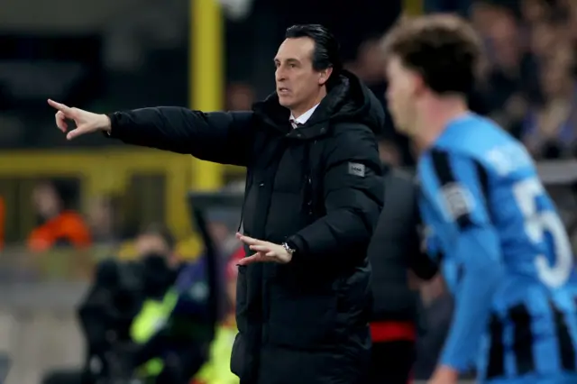 Unai Emery giving out instructions