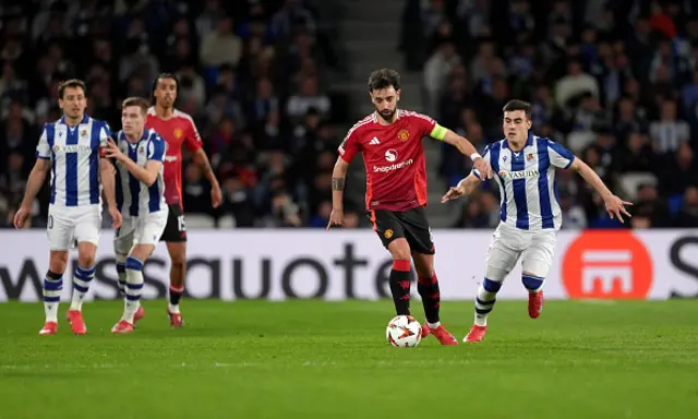 Bruno Fernandes of Manchester United runs with the ball