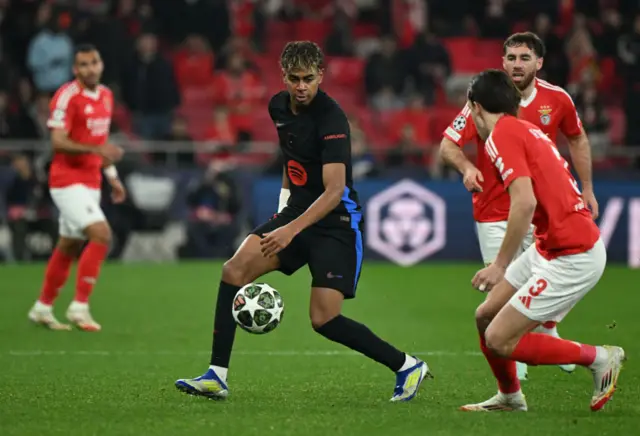 Lamine Yamal with the ball at his feet against Benfica