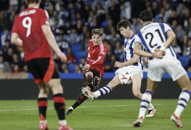 Manchester United's Alejandro Garnacho shoots