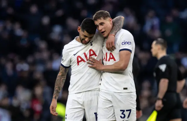 Cristian Romero and Micky van de Ven are arm in arm
