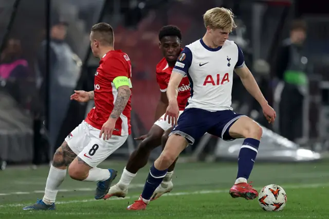 Jordy Clasie of AZ Alkmaar, Ernest Poku of AZ Alkmaar, Lucas Bergvall of Tottenham Hotspur