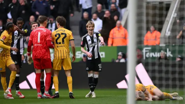 Anthony Gordon laughing at Jan Paul Van Hecke before his red card