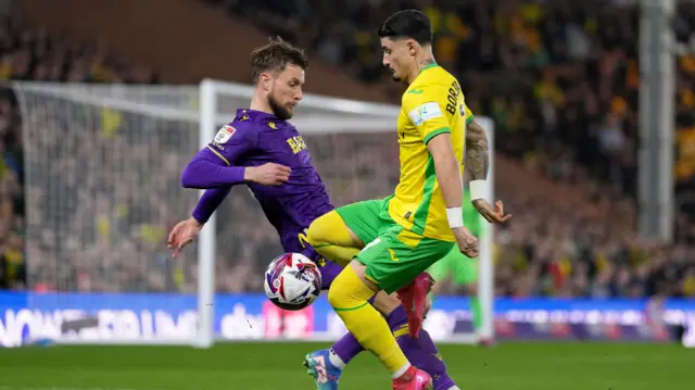 Hidde ter Avest of Oxford United and Borja Sainz of Norwich City
