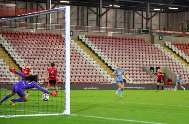 Louise Griffiths scores for Sunderland against Man Utd