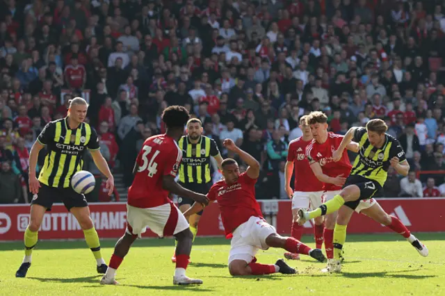Kevin De Bruyne (R) shoots
