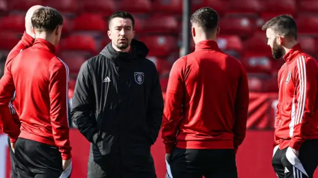 Cammy Kerr introduces his Queen's Park team-mates to Pittodrie