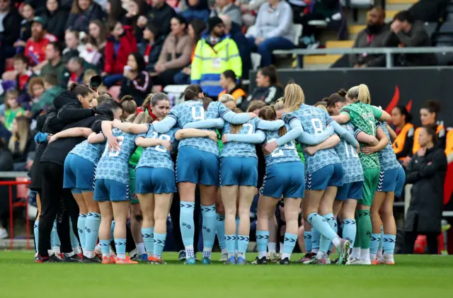 Sunderland have a team huddle ahead of their Women's FA Cup quarter-final against Manchester United