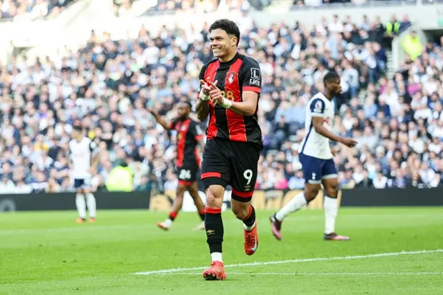 Evanilson of Bournemouth celebrates