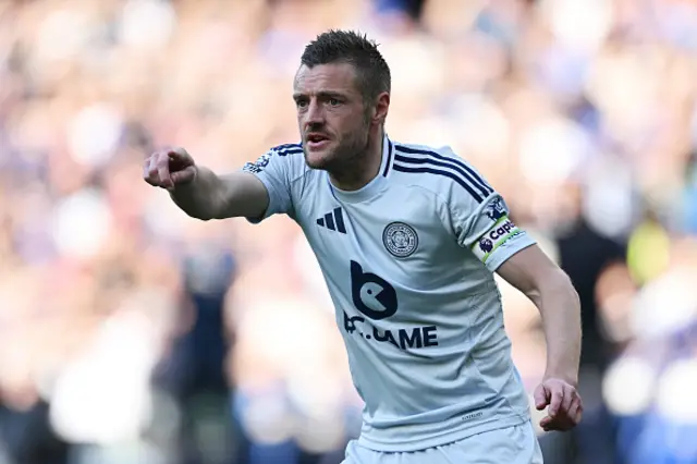 Jamie Vardy of Leicester City gives the team instructions