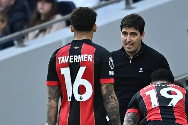 Andoni Iraola (R) speaks with his players