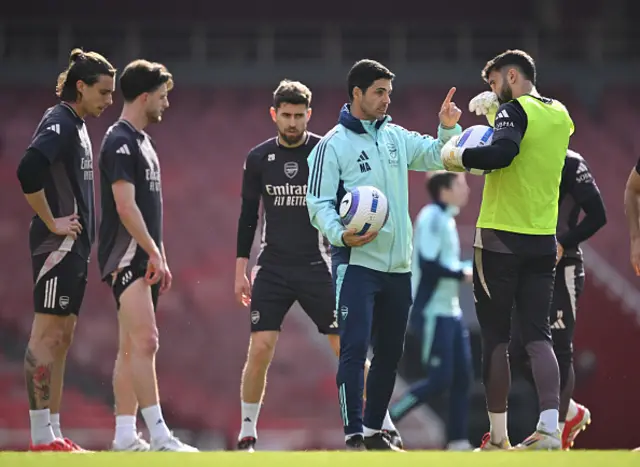 Mikel Arteta talks to (R) goalkeeper David Raya